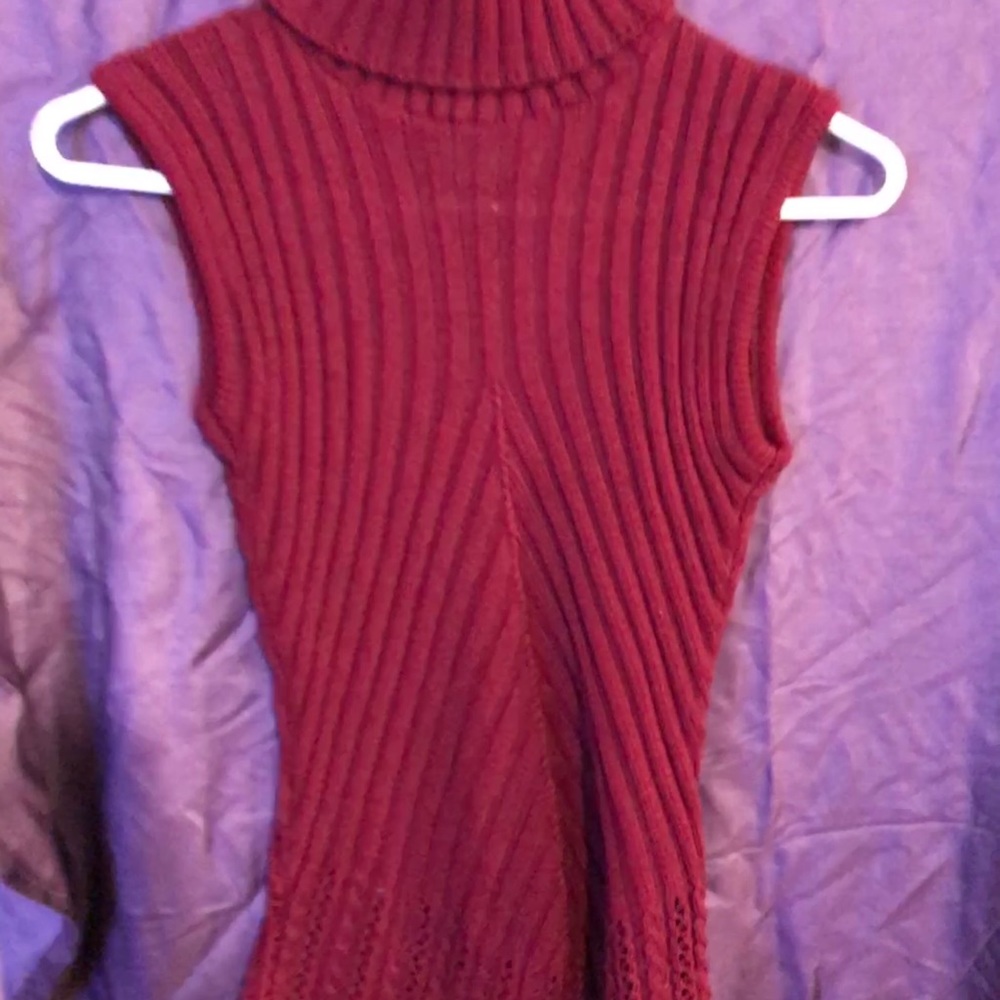 Sleeveless turtleneck sweater
